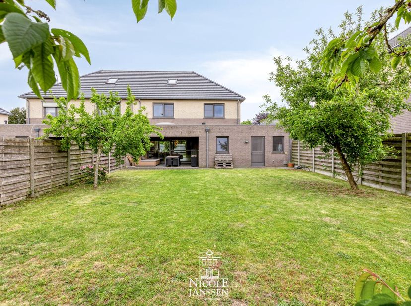 Deze instapklare halfvrijstaande woning is verrassend ruim ingedeeld en heeft een toffe ingesloten achtertuin met gezellig overdekt terras.  Met zijn