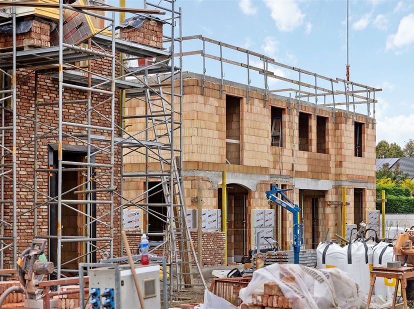 Nieuwbouwwoning met drie slaapkamers en inpandige garage op uiterst centraal doch rustig gelegen perceel te Zonhoven.<br />
Ontworpen voor gezinnen en