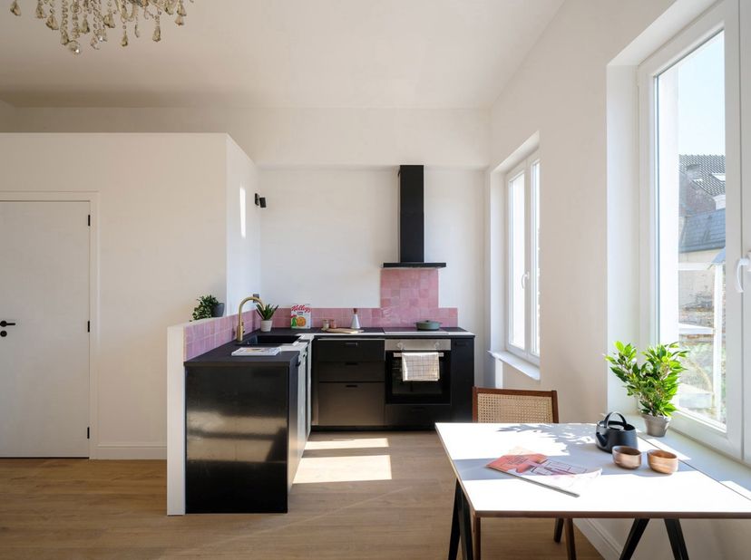 Deze volledig gerenoveerde studio bevindt zich in de Lucas de Heerestraat, een centrale en gegeerde ligging in Gent. Dankzij de vlotte bereikbaarheid