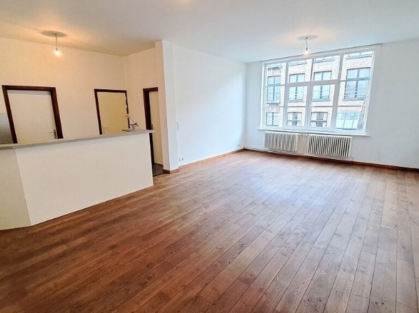Ruim en lichtrijk 2-slaapkamerappartement op een uitstekende ligging in het centrum van Brugge, vlakbij diverse winkels, horecazaken, openbaar vervoer