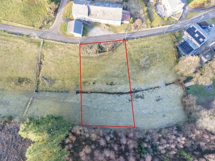 Lagence ERA B-Lux a le plaisir de vous présenter ce superbe terrain situé dans la commune de La Roche-en-Ardenne.Dune superficie de 20 ares, il bénéfi