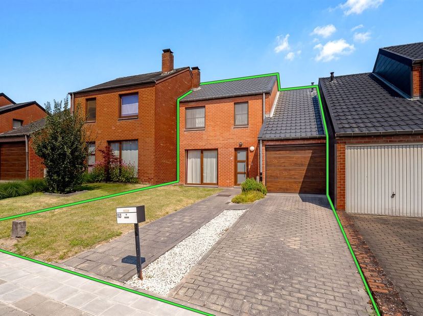 À la recherche d'une maison alliant confort, tranquillité et proximité des commodités ? Cette charmante habitation, parfaitement entretenue, saura vou