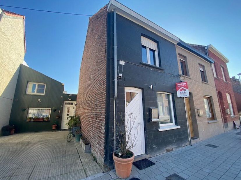 Wervik - Gerenoveerde woning met 3 slaapkamers en tuin te koop.Indeling:Gelijkvloers: inkom, living, open keuken met alle voorzieningen, afgewerkte ba
