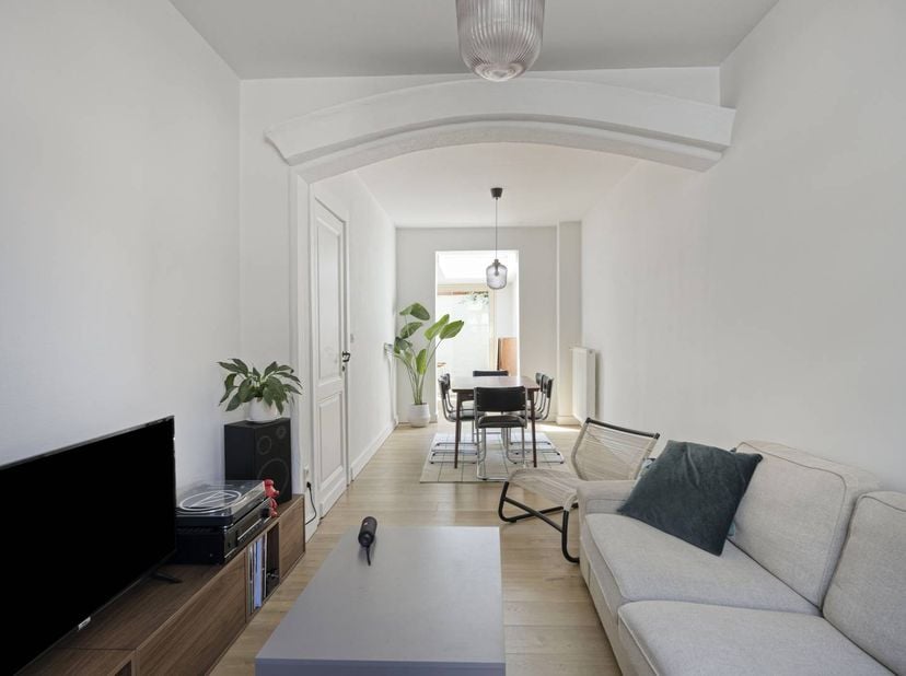 Welkom in deze verzorgde en instapklare stadswoning te koop aan Heembeemd 9 te Mechelen, waar comfort en functionaliteit hand in hand gaan. De woning