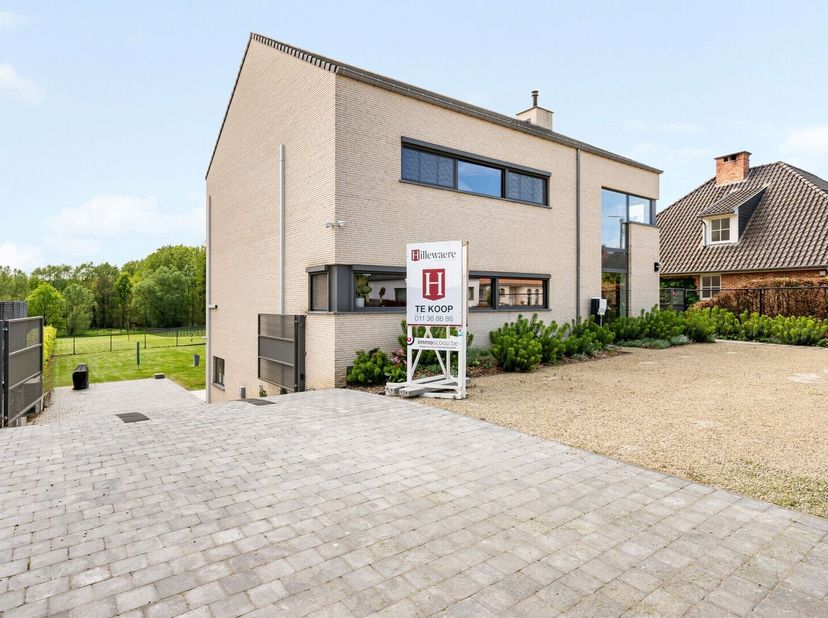 Op een perceel van maar liefst 3.947 m² bevindt zich deze hoogwaardige, moderne recente woning die ruimte, privacy en kwaliteit perfect combineert. Me