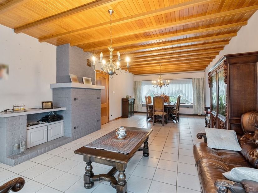 De woning beschikt over drie slaapkamers met een fijne lichtinval en praktische indeling. De leefruimte heeft een charmant houten balkenplafond en een