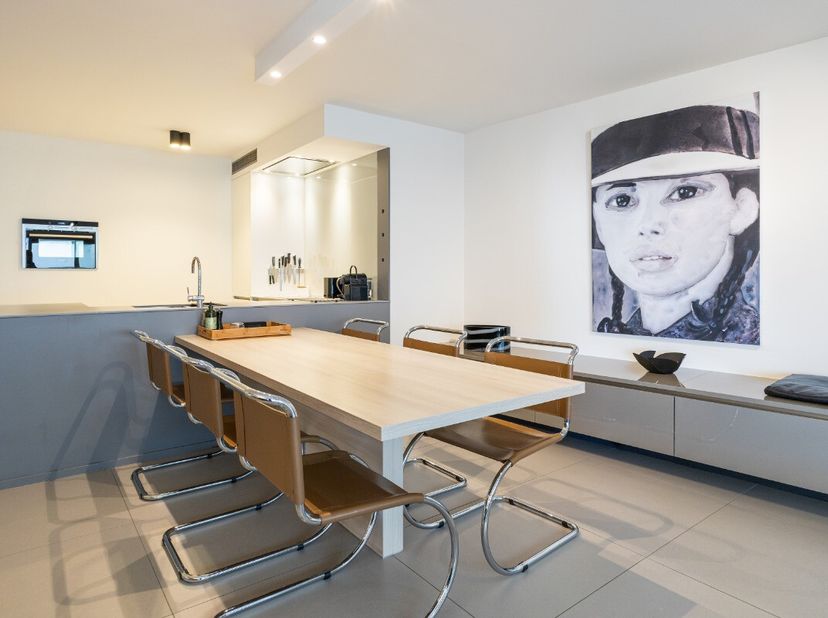Stijlvol appartement in Oostende met hoogwaardige afwerking en zijdelings zeezicht. Dit verzorgd appartement combineert modern wooncomfort met een uit