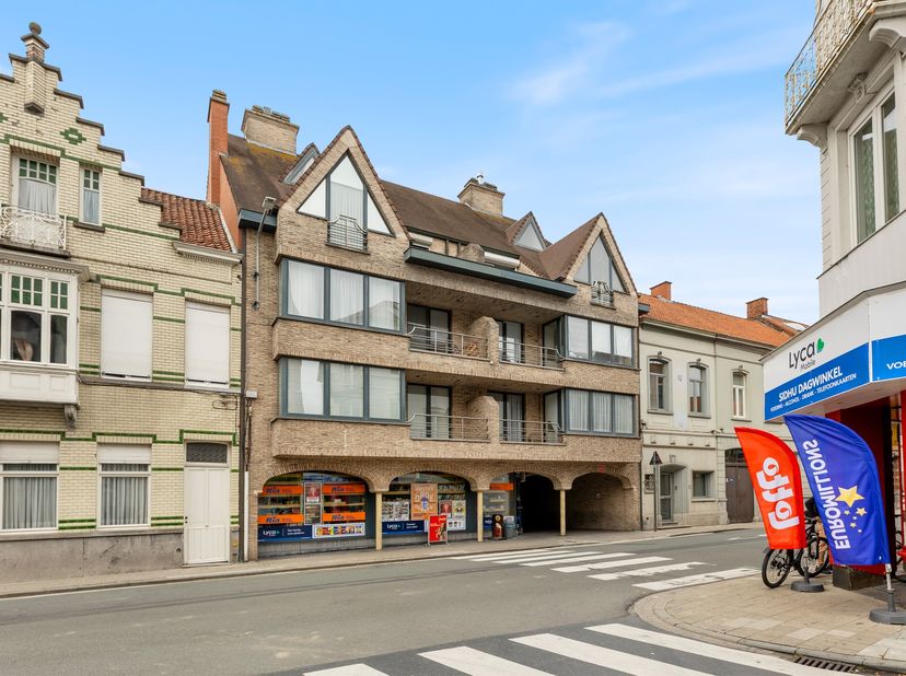 Op de eerste verdieping van een verzorgde residentie met lift, op wandelafstand van het centrum van Izegem, vindt u dit instapklare appartement van 95