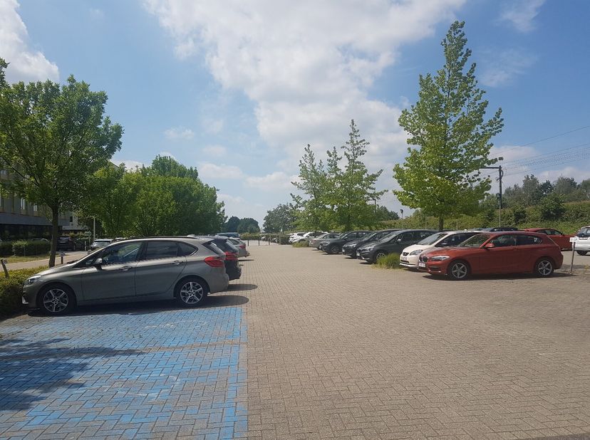 Representatieve kantoren gelegen op de tweede en derde verdieping, in het Ilgat Businnes Park, met een oppervlakte van 780m² en voldoende parkeergeleg