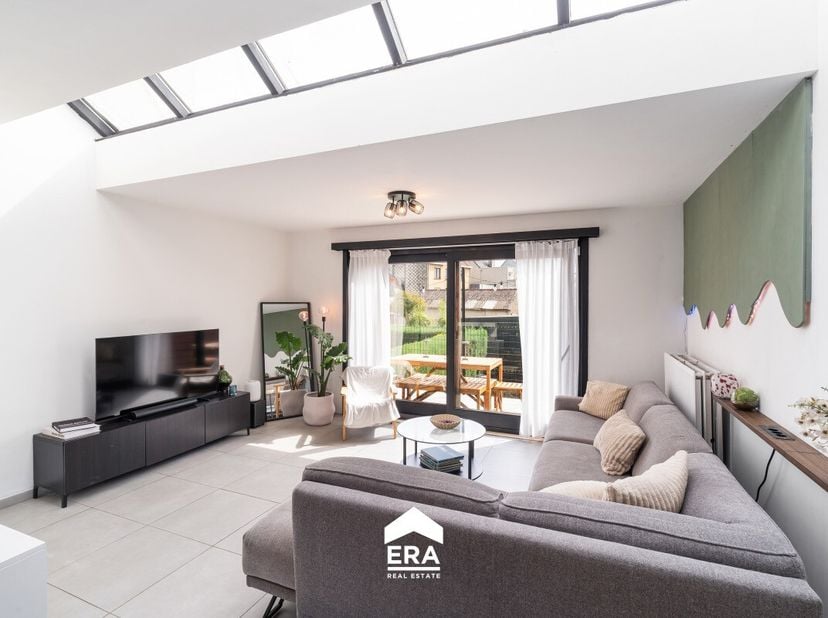 Bent u op zoek naar een instapklare, energiezuinige woning op een uitstekende locatie? Dan is deze volledig vernieuwde gezinswoning op de buitenrand v