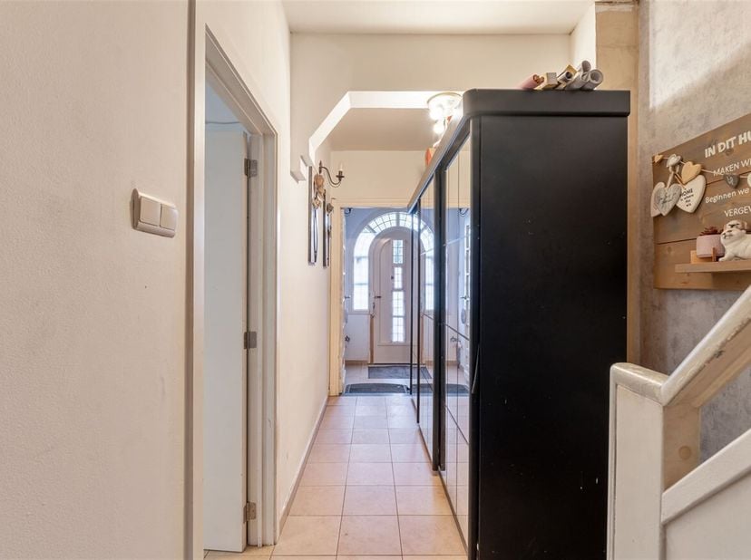 Halfopen bebouwing met 3 slaapkamers<br />
Op een rustige en aangename locatie in Neerpelt vinden we deze halfopen bebouwing met gezellige tuin en ter