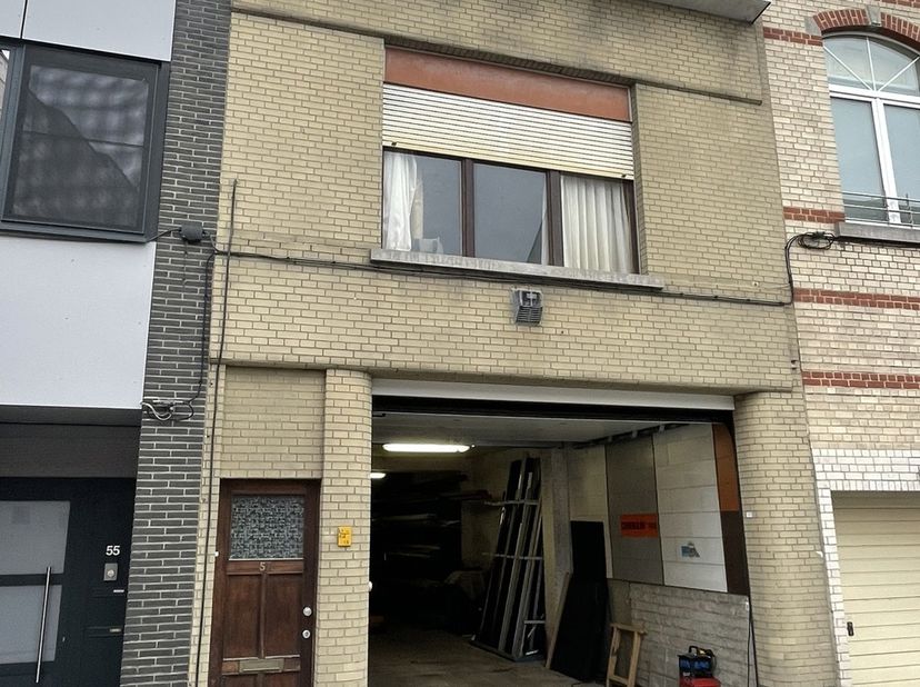 Maison à rénover d'une surface utile totale de 102 m² + grand garage/atelier supplémentaire de 75 m².<br />
La maison est située au premier étage, d'u