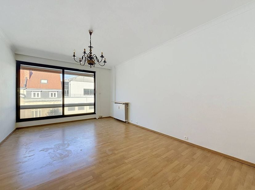 Ben je op zoek naar een charmant en pas geschilderd appartement in het hart van de stad? Dit gezellige pand in Antwerpen biedt de perfecte balans tuss