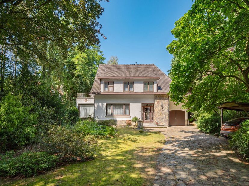 Te renoveren villa op een uitzonderlijk perceel van ca. 3.063 m² in het groene Maria-ter-Heide!<br />
In een bijzonder rustige en residentiële woonomg