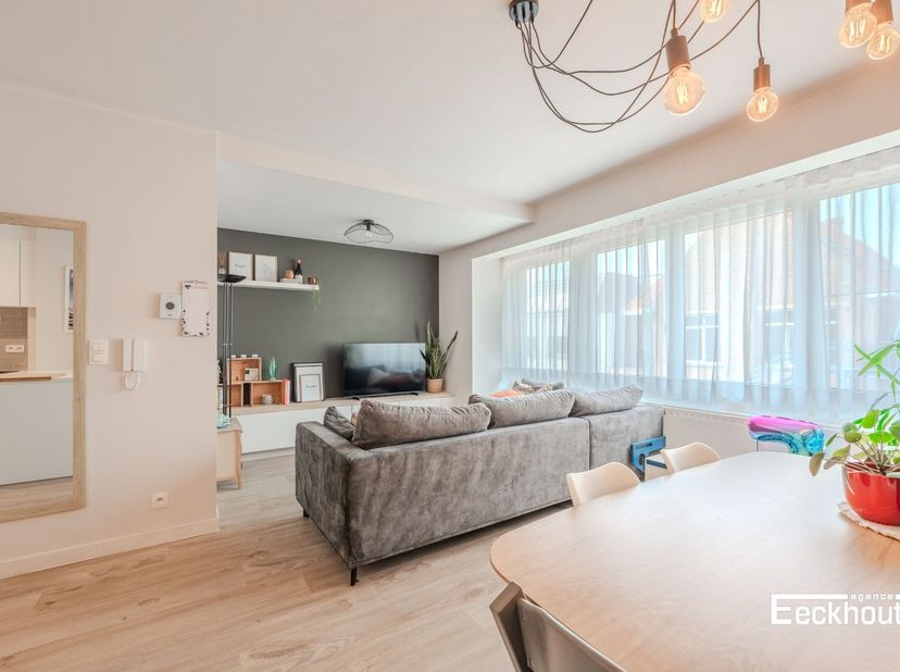 Dit moderne appartement bevindt zich op de tweede verdieping van een kleine residentie te Bredene-Duinen, op wandelafstand van het strand, winkels en