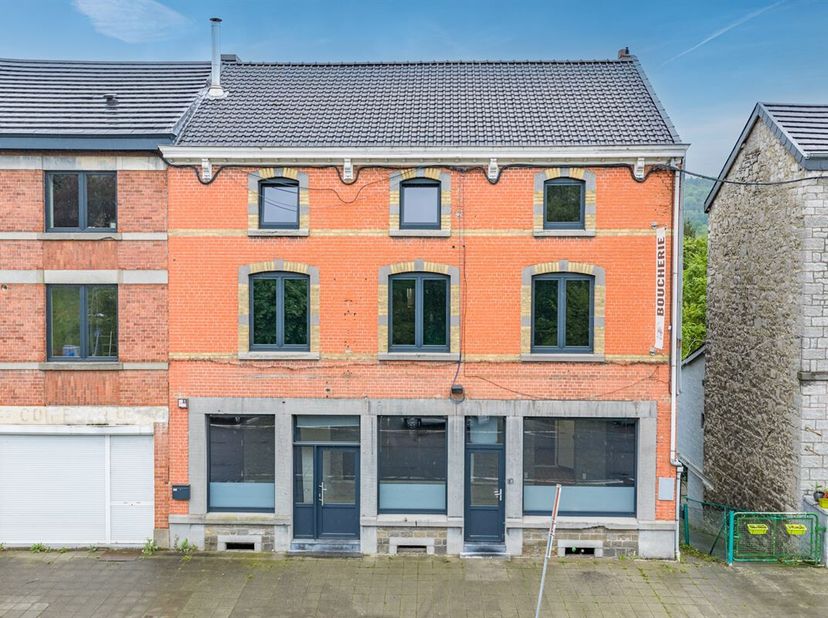 Hamoir-centrum - Aangename handelswoning (op te knappen) bestaande uit een commerciële benedenverdieping en een grote duplex gelegen vlakbij het stati