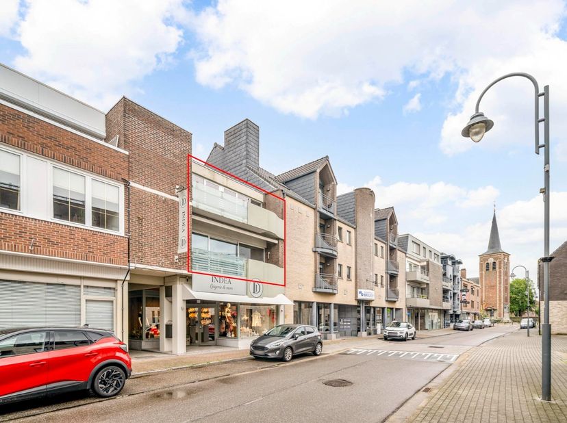 Dit ruime duplex appartement is ideaal gelegen in de dorpskern van Neeroeteren, op wandelafstand van supermarkten, bakker, scholen en ontspanningsmoge
