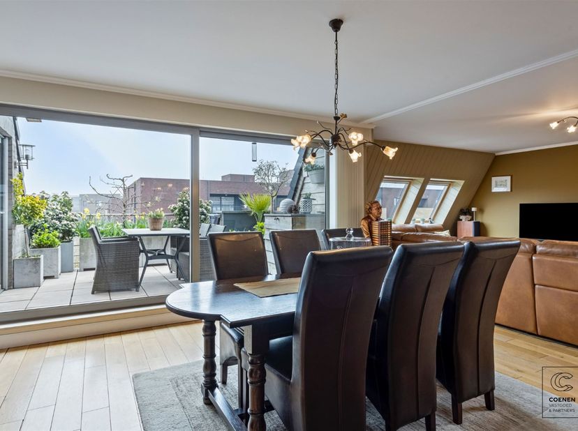 Ruim en stijlvol appartement van 146m² met zonnig terras in Lier!  Dit ruime en lichtrijke appartement verwelkomt je via een ruime inkomhal op stenen