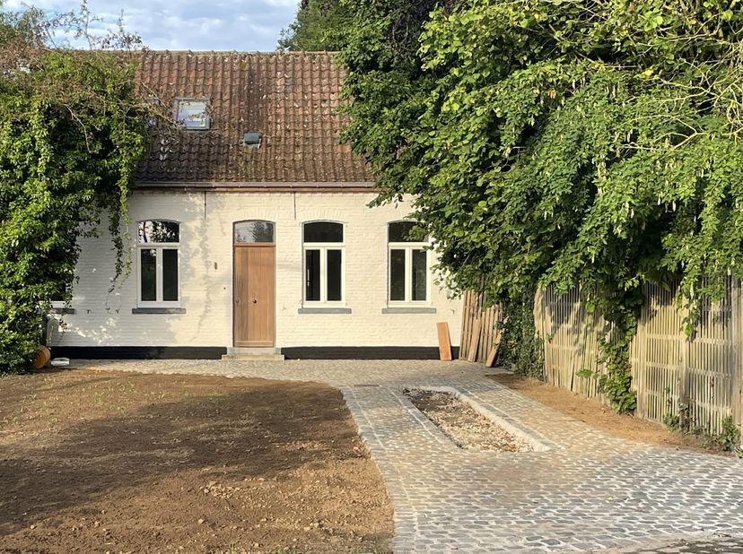 Deze volledig gerenoveerde hoeve aan Elsegemplein 8 in Wortegem-Petegem combineert de charme van een landelijke woning met hedendaags wooncomfort en e