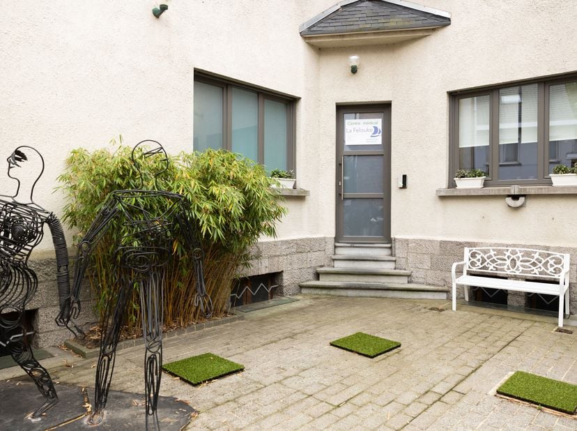 1/ Centre médical : 137m² + 155m² (grenier et sous-sol) <br />
- Rez-de-chaussée : 95m²<br />
Hall d'entrée, salle d'attente et toilette 5m10/5m57 = 2