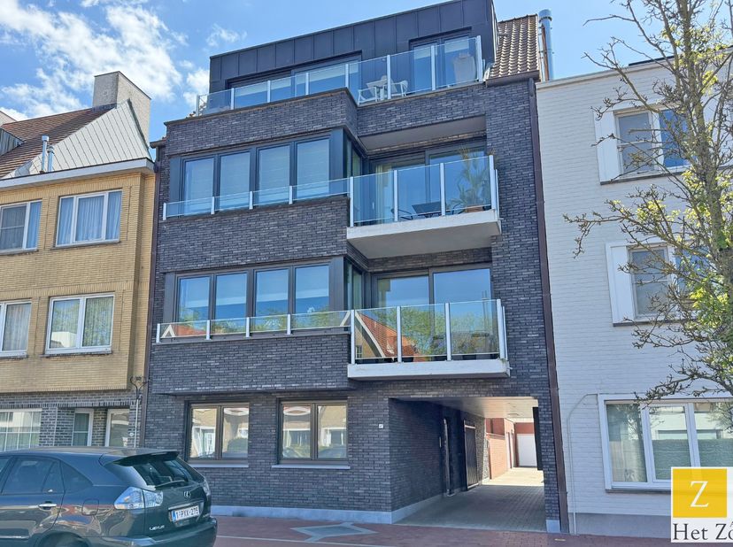 Ruime en vlot toegankelijke garagebox te koop in residentie Murano, centraal gelegen aan de Meerlaan in Knokke.<br />
De garage bevindt zich op het ge