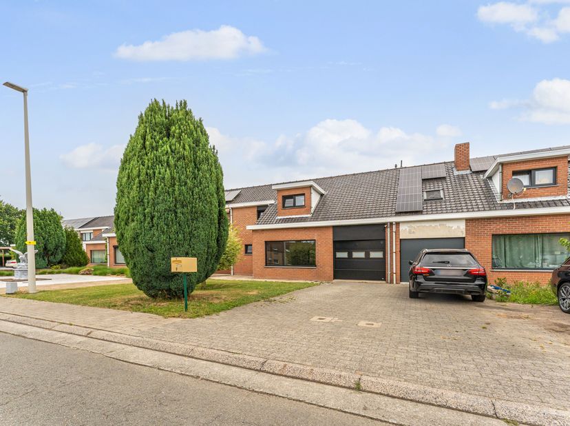 In een rustige wijk in Vinkt hebben we deze gesloten bebouwing met een gunstig EPC B, 3 slaapkamers en een inpandige garage met oprit. De woning werd