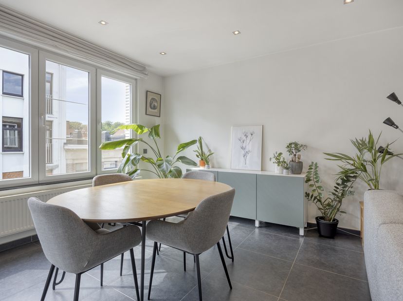 Dit gerenoveerde appartement (2017) van 87 m² ligt in het geliefde Deurne-Zuid, tussen het Boekenbergpark en het Boelaerpark.<br />
<br />
Via de inko