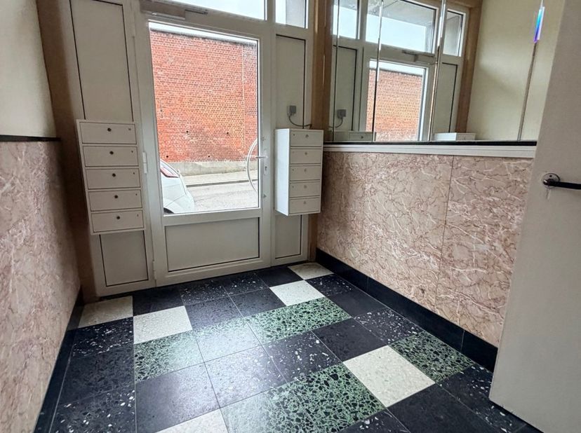 TOTAAL VERNIEUWD 2-SLPK APP GELIJKVLOERSE VERDIEPING. In de residentie MILDRED , aan de stadsrand vind je dit lichtrijk appartement op de GELIJKVLOERS