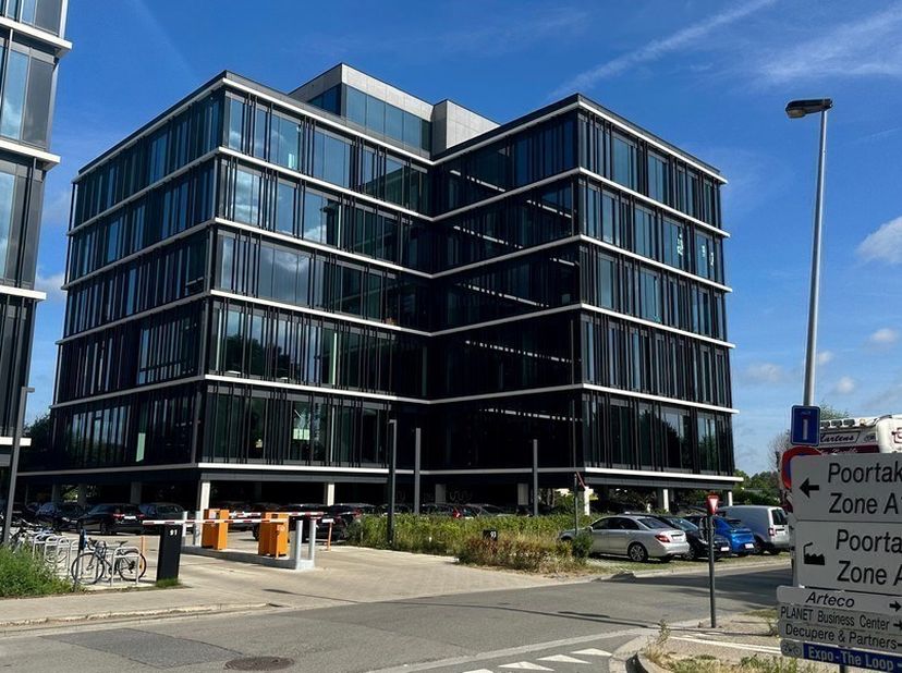 244m² de bureaux haut de gamme aménagés et meublés (22 postes de travail) dans la rue Poortakker à Gand<br />
Emplacement : stratégiquement situé à Th
