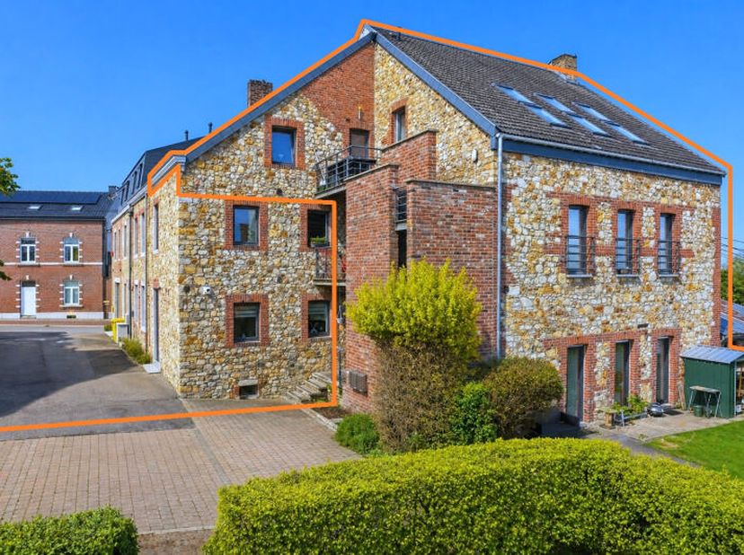 Situé au cur du village de La Minerie, dans un environnement calme et verdoyant, charmant immeuble de rapport rénové comprenant 3 appartements 2 chamb