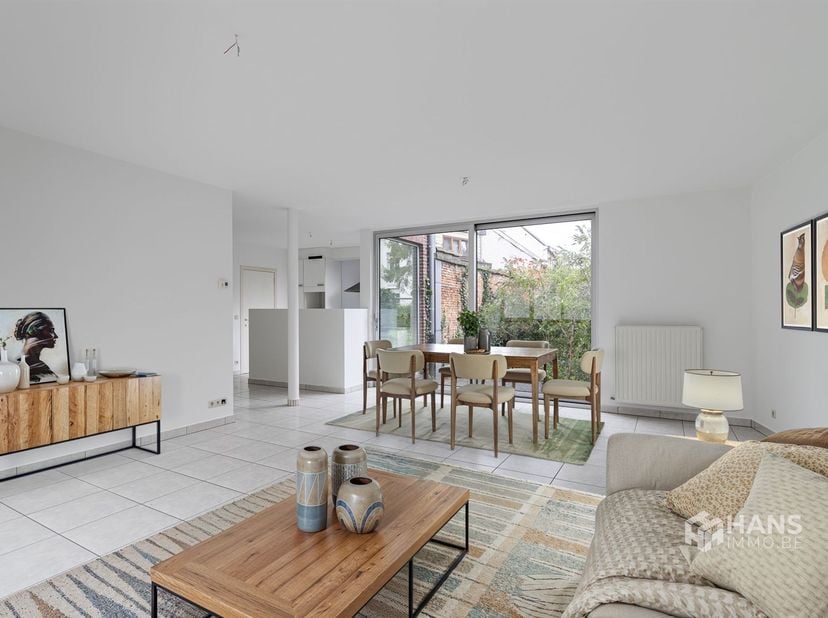Instapklaar gelijkvloers appartement (86 m²) met 1 slaapkamer en buitenruimte (20 m²) in Stabroek.<br />
<br />
Het pand is centraal gelegen in het