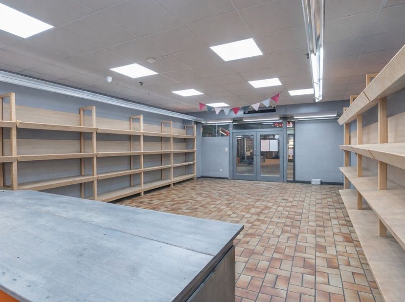 ERA BLUX vous propose cette surface commerciale idéalement située au sein du Centre commercial Porte de Trèves, lun des pôles commerciaux les plus dyn