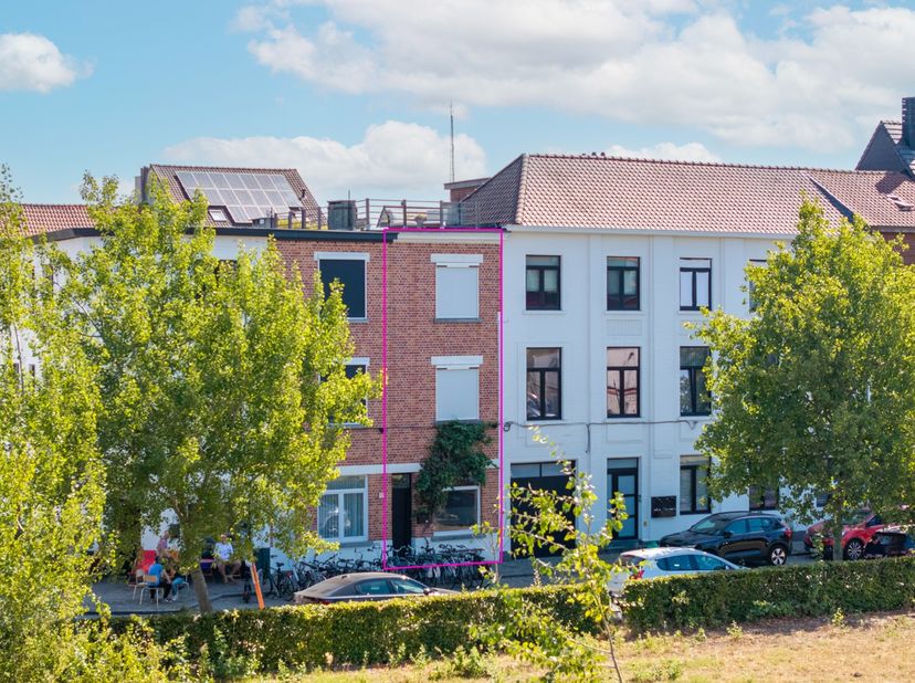 Deze instapklare, energiezuinige gezinswoning bevindt zich aan het voormalig havenkwartier van Gent in de onmiddellijke nabijheid van buurtwinkels, op