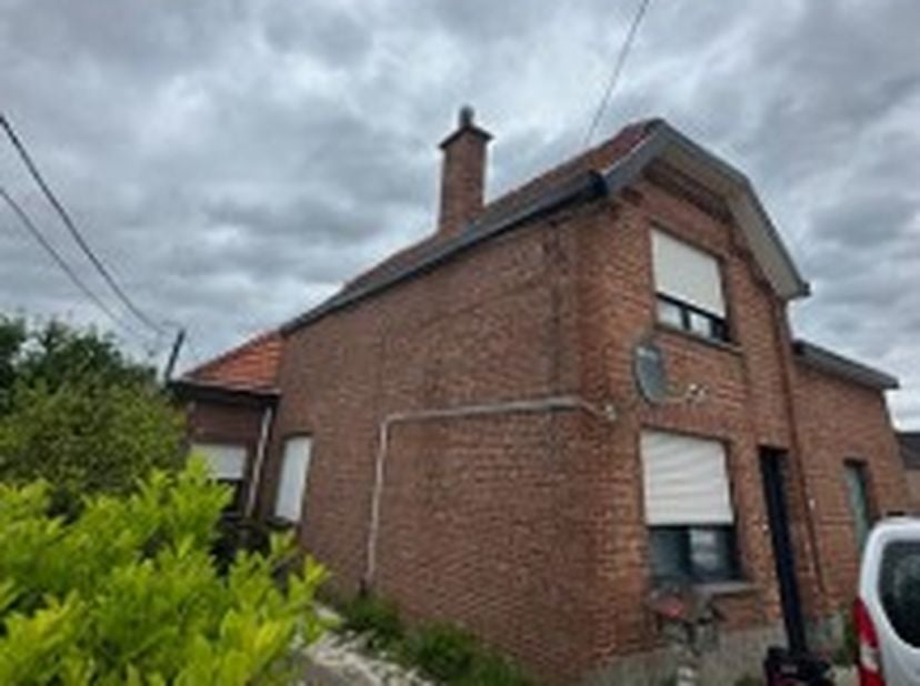 MAISON AVEC JARDIN<br />
<br />
Maison avec jardin, à rénover. Bien située. Le rez-de-chaussée comprend un séjour, une cuisine, une salle de bains, un