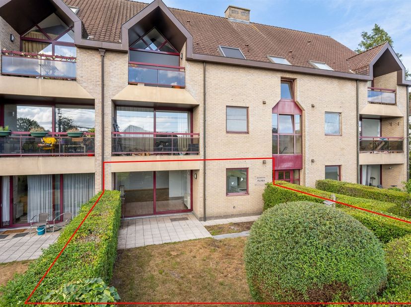 Op een centrale en uitstekend bereikbare locatie in De Pinte bevindt zich dit verzorgd gelijkvloers appartement met een bruto vloeroppervlakte van 91
