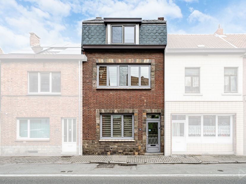 Contact et visites :<br />
Laurent Petaccia: 0490/26.57.82<br />
Maison 4 chambres avec nouvelle cuisine équipée et deux terrasses à Couillet<br />
Si