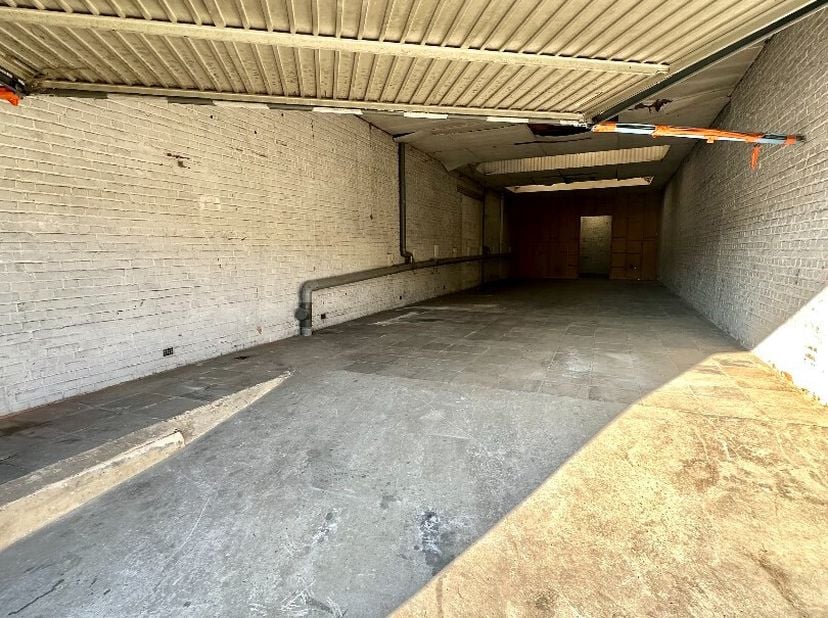 Dit perceel bouwgrond van ca 1 are biedt een uitstekende mogelijkheid voor de realisatie van een gesloten bebouwing. Momenteel bevindt zich een garage