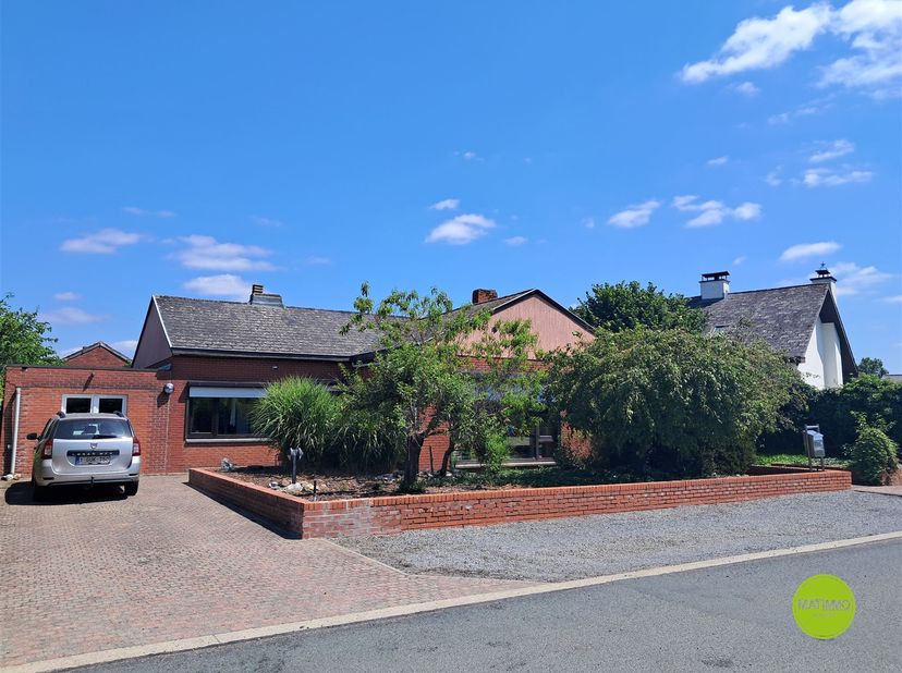 Rustig en centraal gelegen gelijkvloerse open bebouwing in Lommel<br />
<br />
Bent u op zoek naar een ruime woning die u volledig naar uw eigen sma