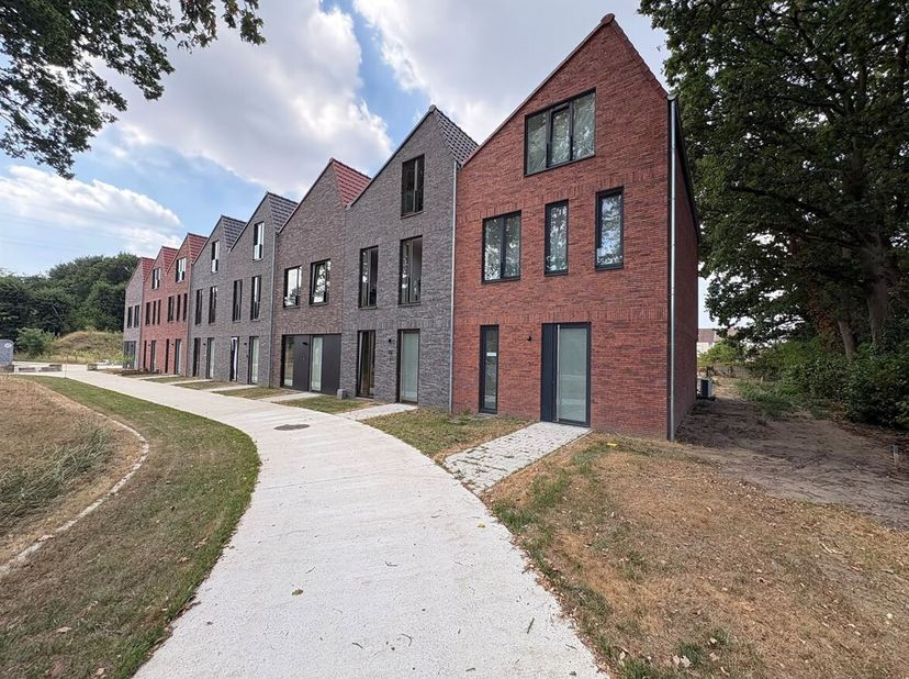 Élégante et spacieuse maison mitoyenne économe en énergie comprenant 3 chambres, située dans un quartier calme<br />
Situation : Cette maison moderne
