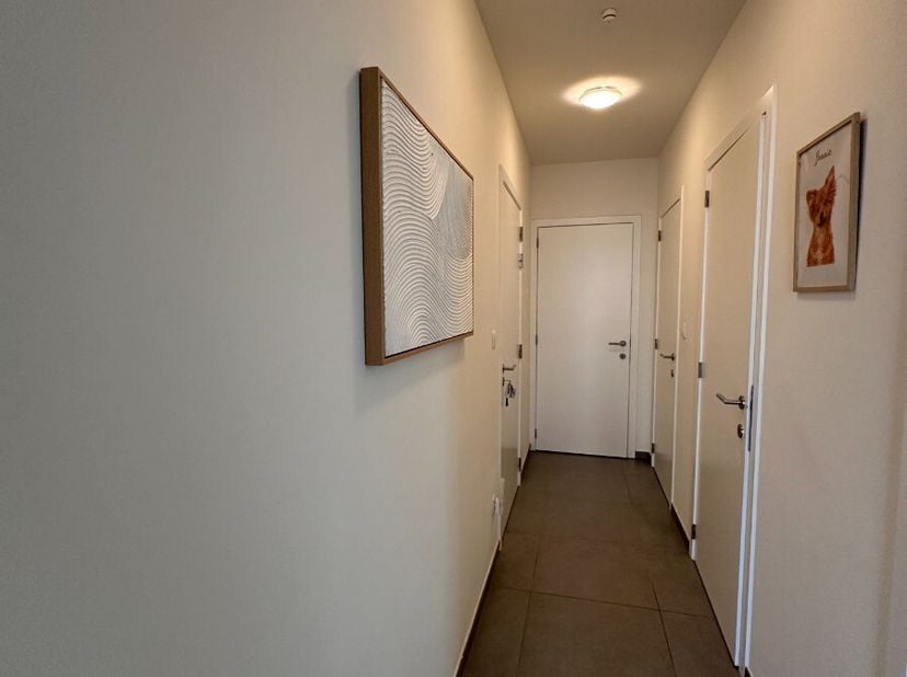 Prachtig gelijkvloersappartement te huur in centrum Lommel:Indeling: inkomhal, berging/wasplaats, apart toilet, badkamer, slaapkamer 1, keuken, woonka