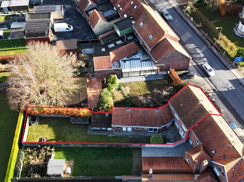 In de Esenstraat te Zarren, op wandelafstand van het centrum, bevindt zich deze halfopen woning met tal van mogelijkheden. Dankzij de ruime indeling,