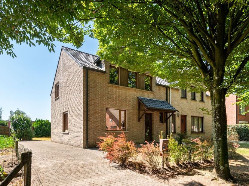Gunstig gelegen charmante gezinswoning met een leuke zonnige tuin op een perceel van 350m².<br />
We betreden de woning via de inkomhal (met gastentoi