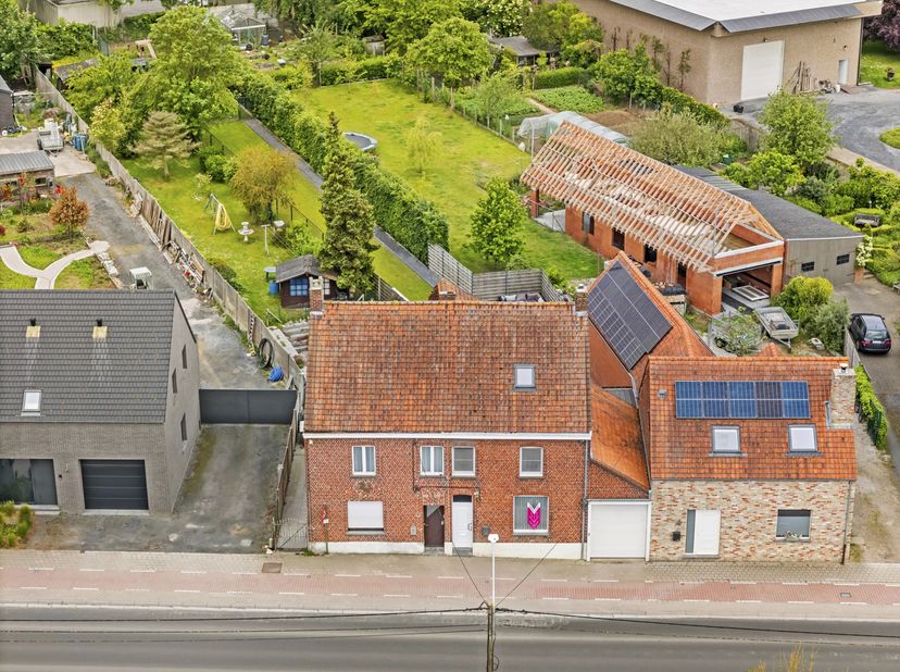 Deze instapklare woning mét garage is gelegen vlakbij het centrum van Westrozebeke.<br />
Op de gelijkvloerse verdieping is volgende indeling aanwezig