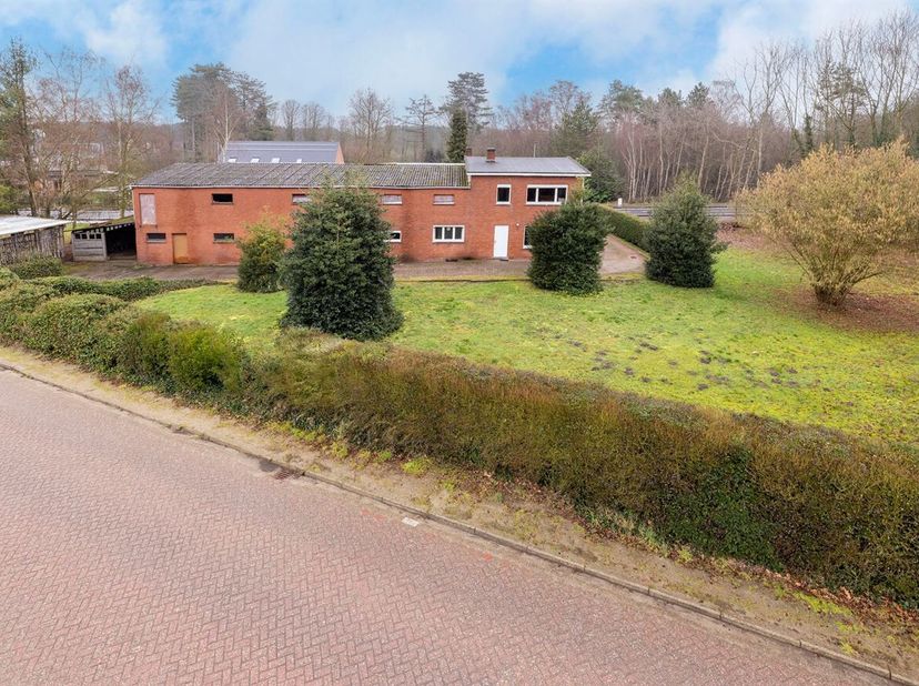 Te renoveren woning met 245m² stallingen.<br />
* Landbouwgebouw.  Wanneer men deze voor residentieel wonen wenst te gebruiken is een functiewijziging