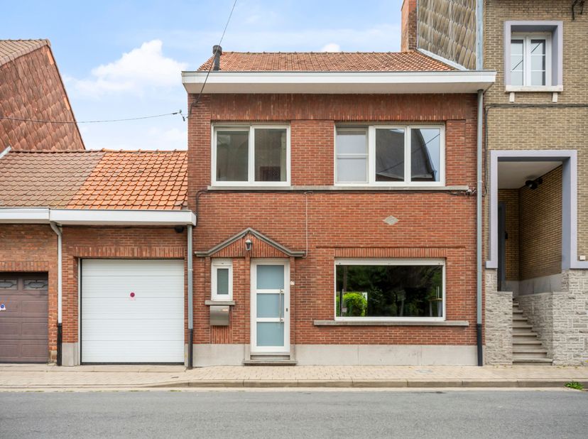 Kloeke woning met EPC B en conforme elektriciteit te koop!<br />
Je betreedt de woning via de inkomhal met gastentoilet. Vervolgens kom je in de gezel