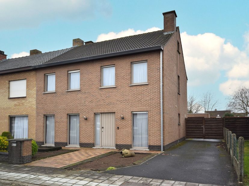 Deze ruime half open bebouwing in Wervik is een ideale gezinswoning. Het huis, gebouwd in 1989, heeft een perceeloppervlakte van 568.00 en een bewoonb