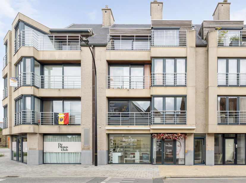 Bent u op zoek naar een ruim appartement te koop in Oostrozebeke op een uitstekende locatie? Dan is dit appartement in het centrum van Oostrozebeke pr