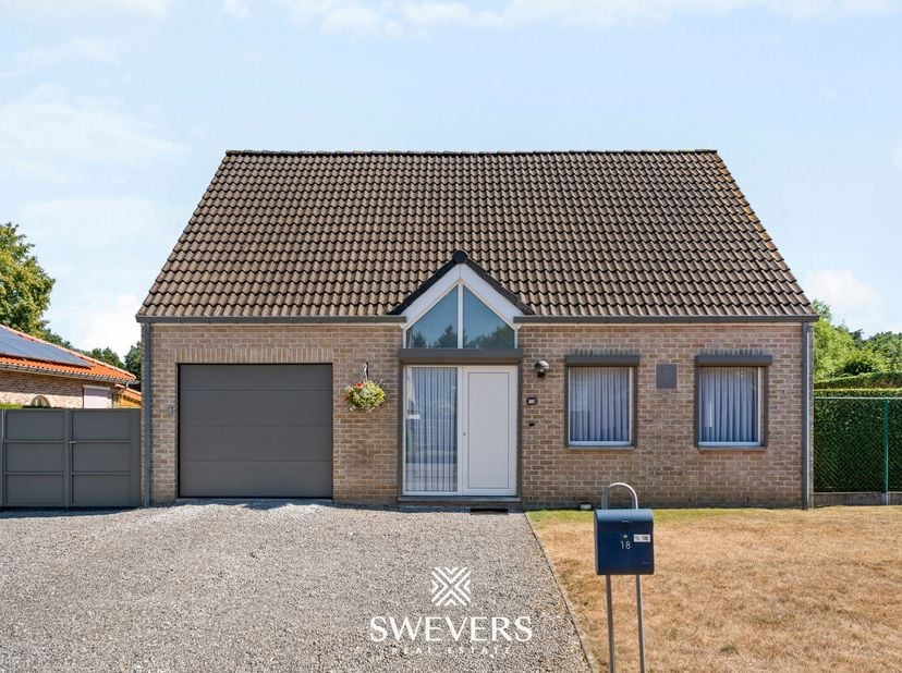 Voor meer info en foto’s, surf naar www.swevers.be – Welkom in de Roerdompstraat 18 in Koersel, waar deze instapklare open bebouwing uit 1998 comfort,