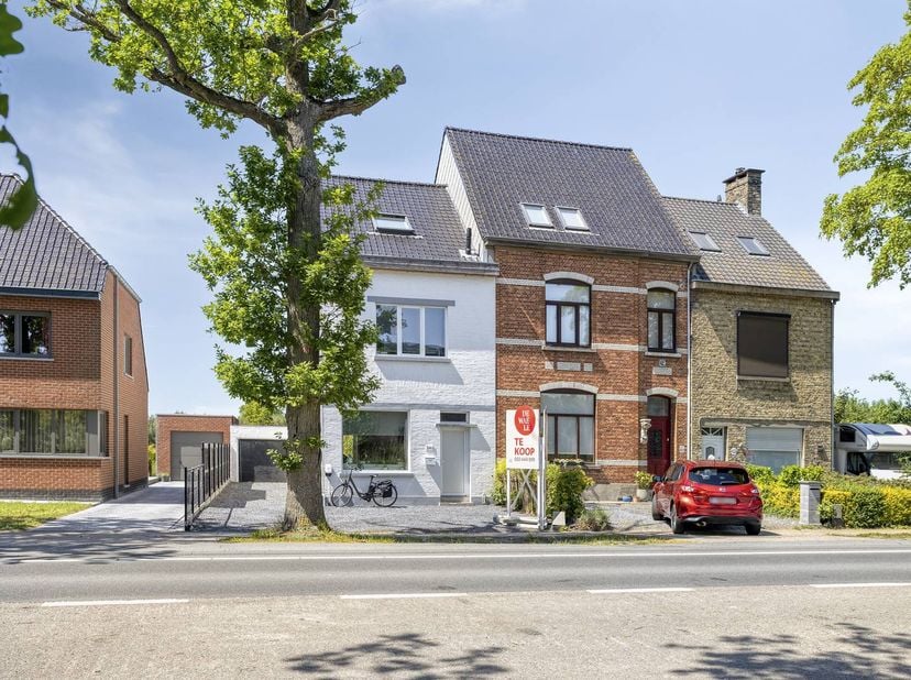 Il s'agit d'un magnifique bâtiment mitoyen situé sur un terrain très spacieux (550 m²). La maison a été non seulement rénovée sur le plan esthétique,