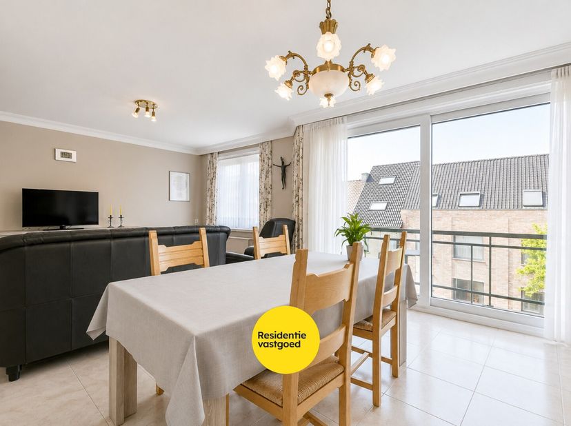 Welkom in de Oostendestraat 135/3, een instapklaar appartement gelegen op de tweede verdieping (met lift) in het centrum van Torhout. In de nabije omg